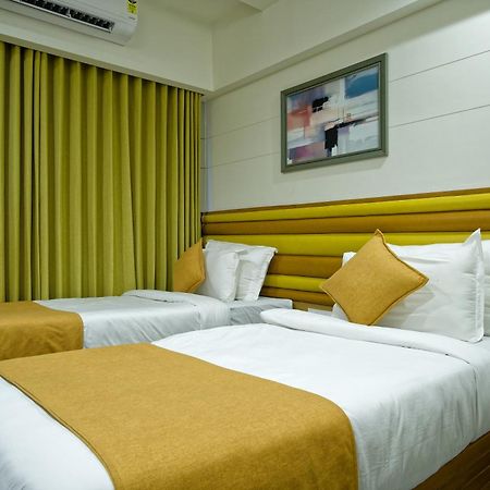 Hotel Lake Point Ahmadábád Kültér fotó