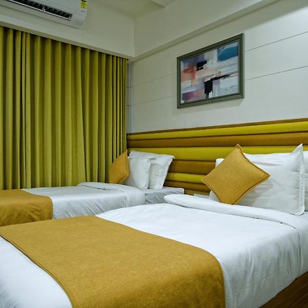 Hotel Lake Point Ahmadábád Kültér fotó