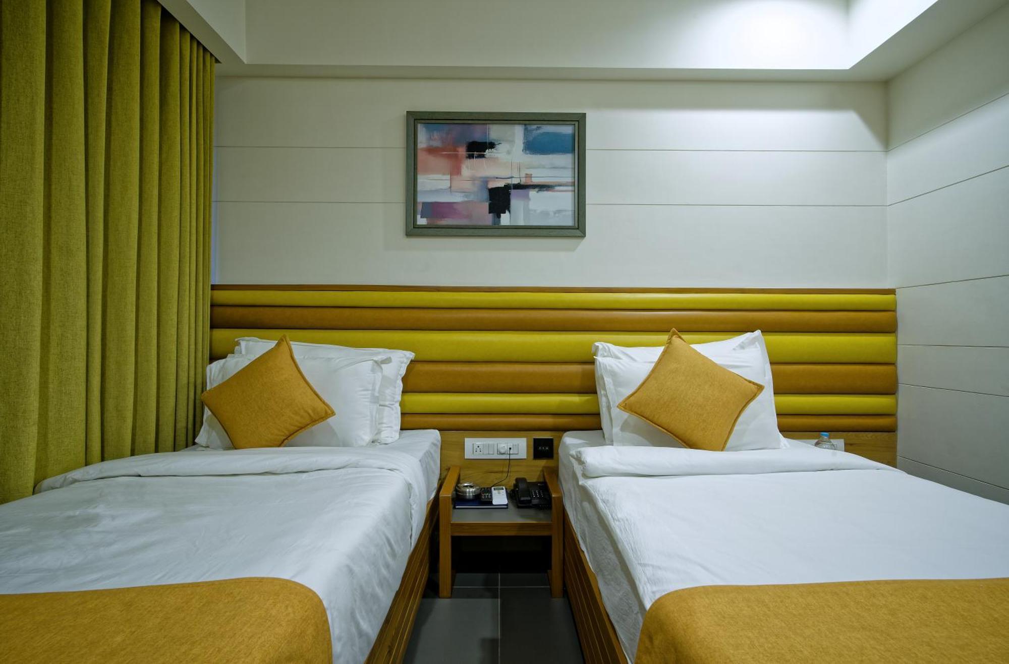 Hotel Lake Point Ahmadábád Kültér fotó