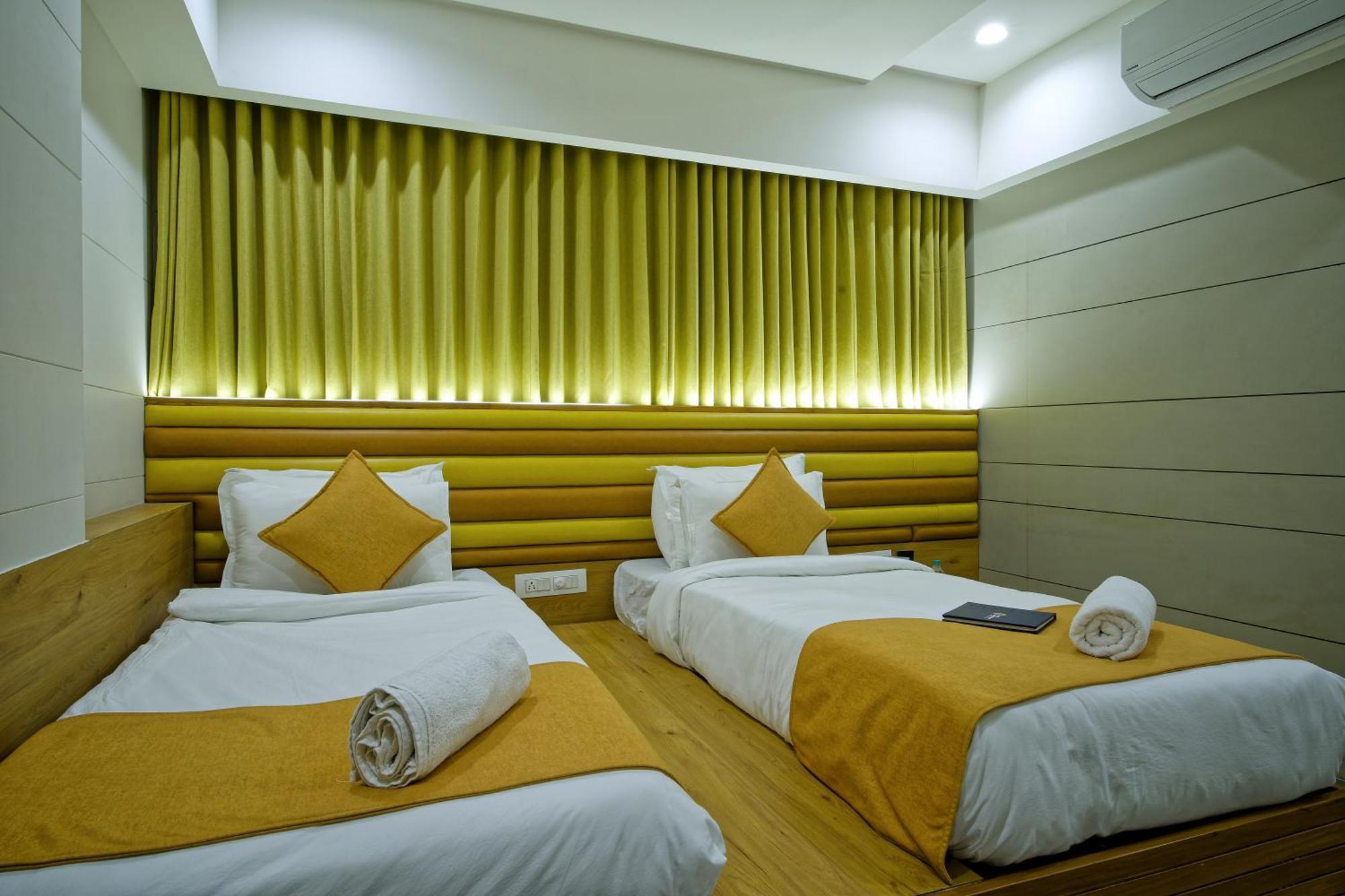 Hotel Lake Point Ahmadábád Kültér fotó
