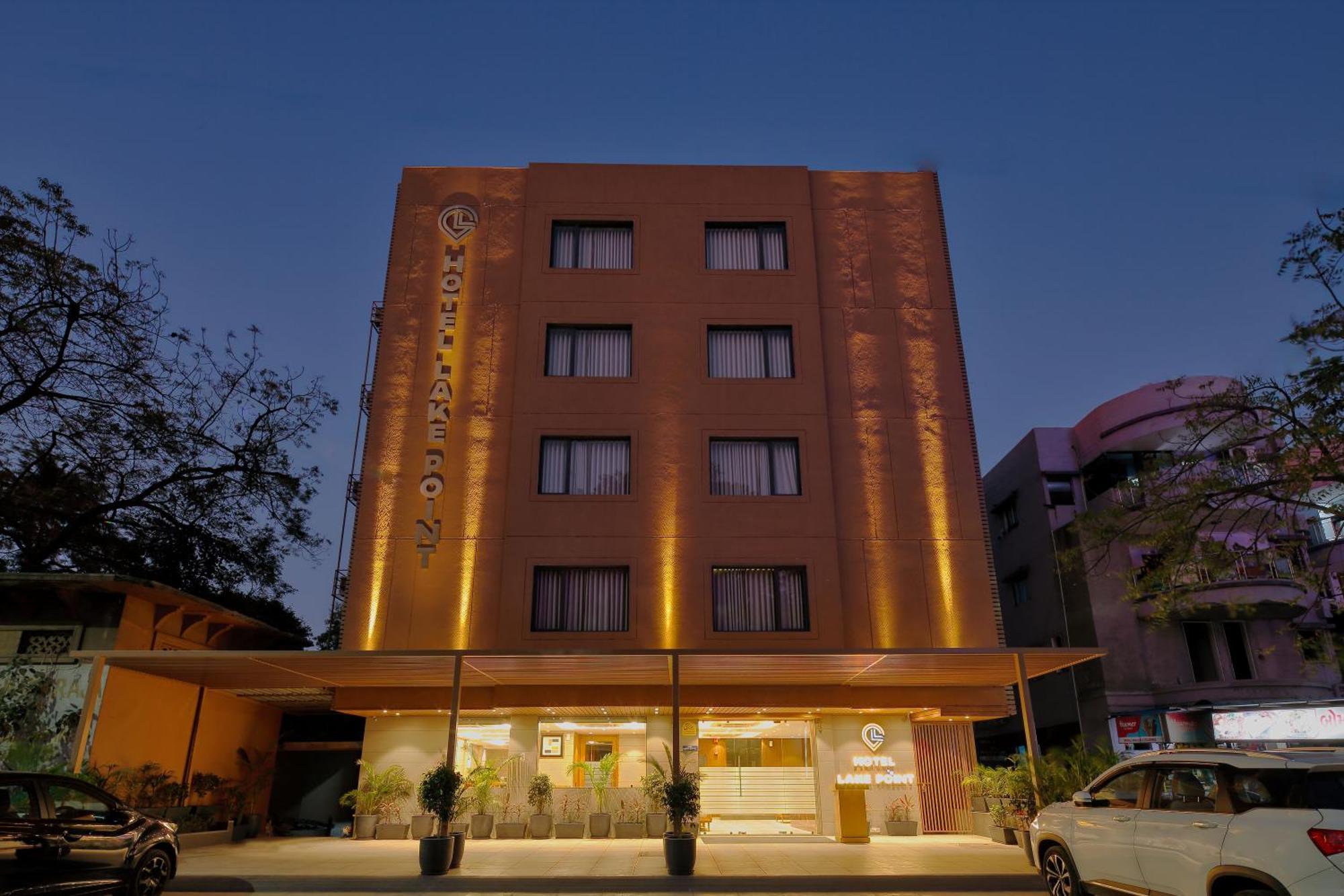 Hotel Lake Point Ahmadábád Kültér fotó