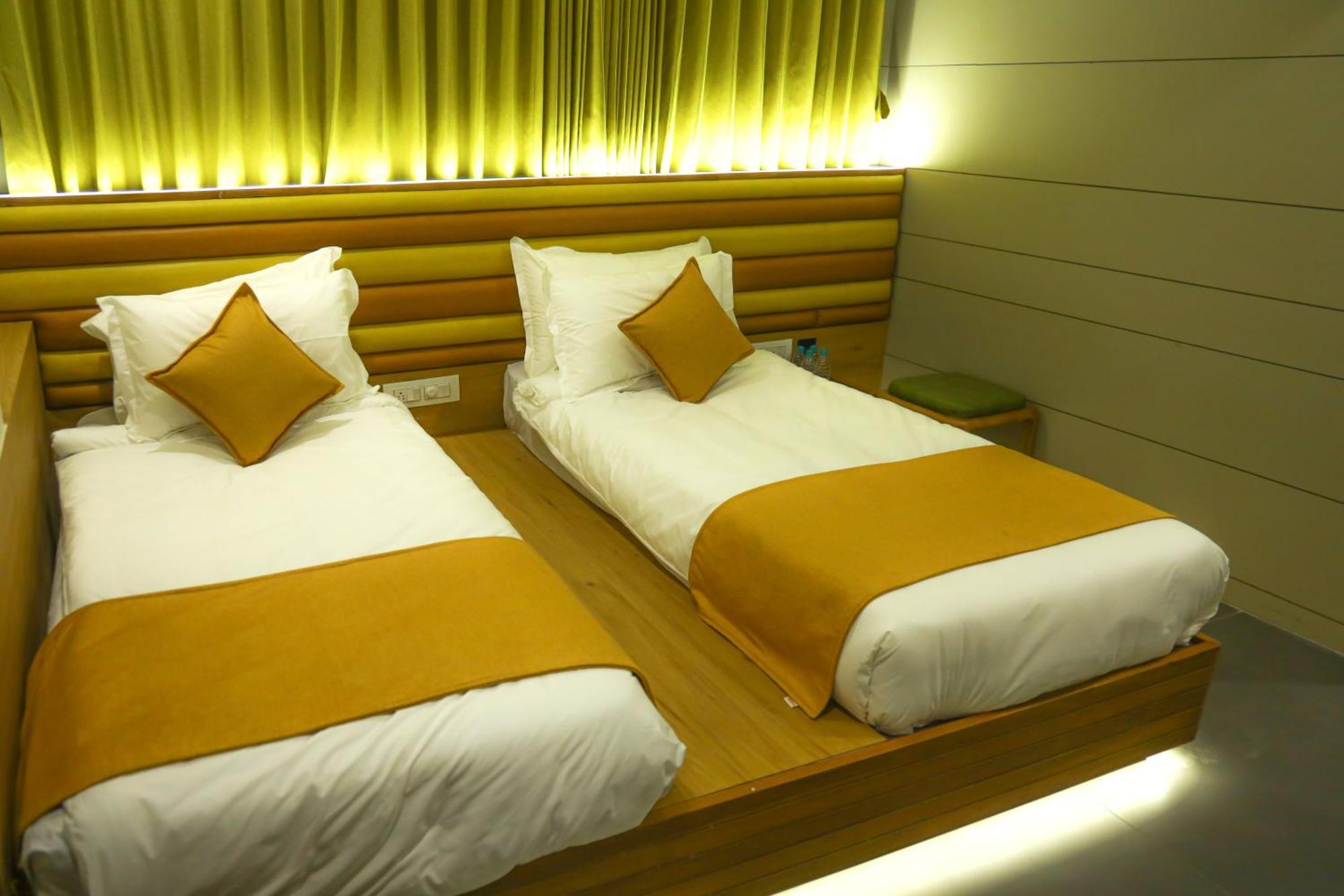 Hotel Lake Point Ahmadábád Kültér fotó