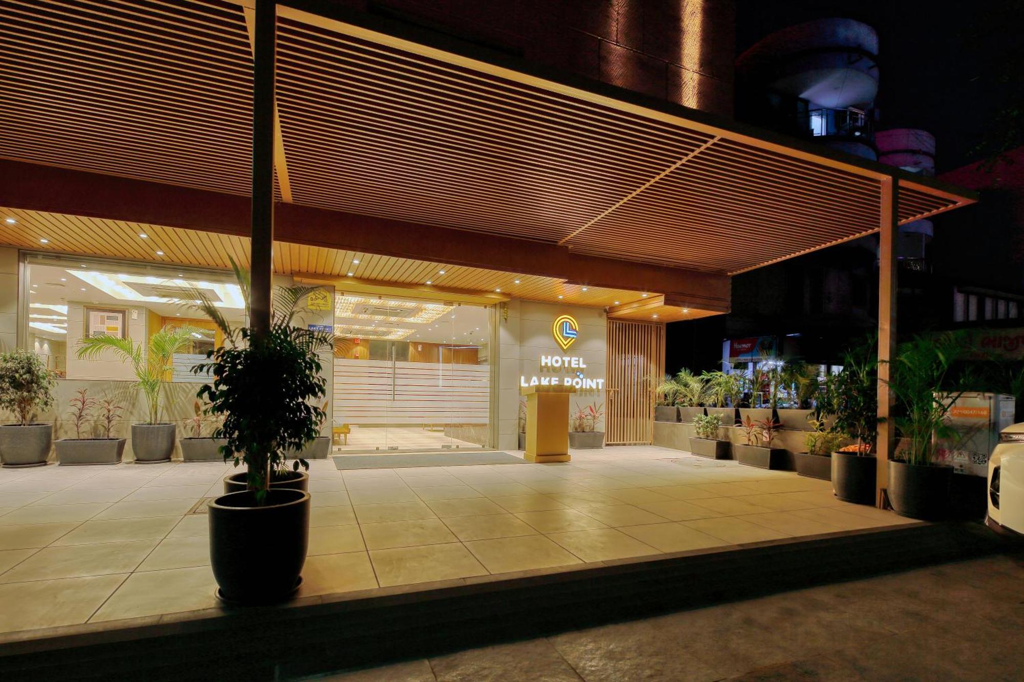 Hotel Lake Point Ahmadábád Kültér fotó