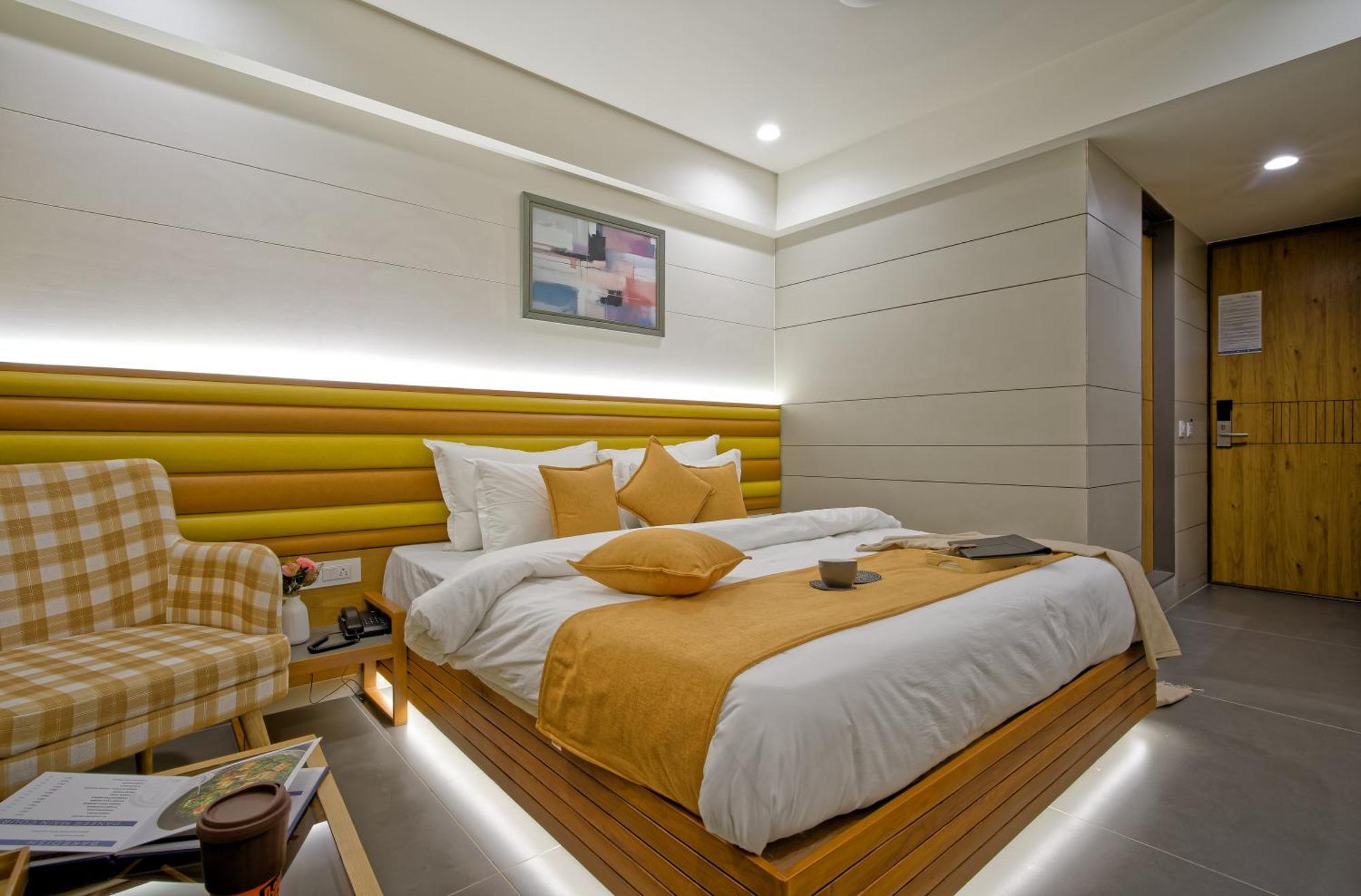 Hotel Lake Point Ahmadábád Kültér fotó