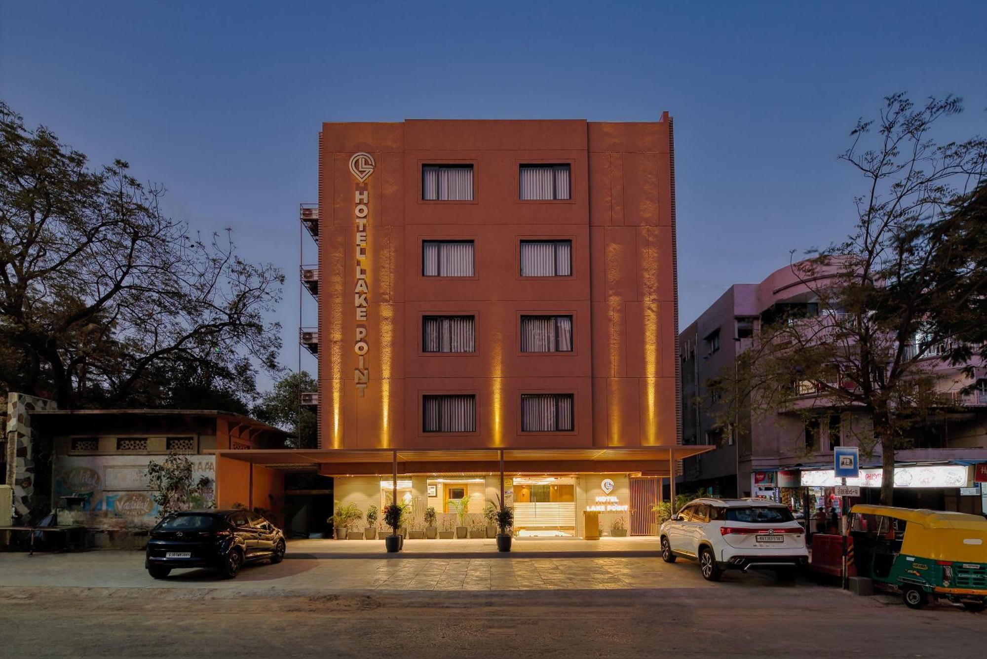 Hotel Lake Point Ahmadábád Kültér fotó