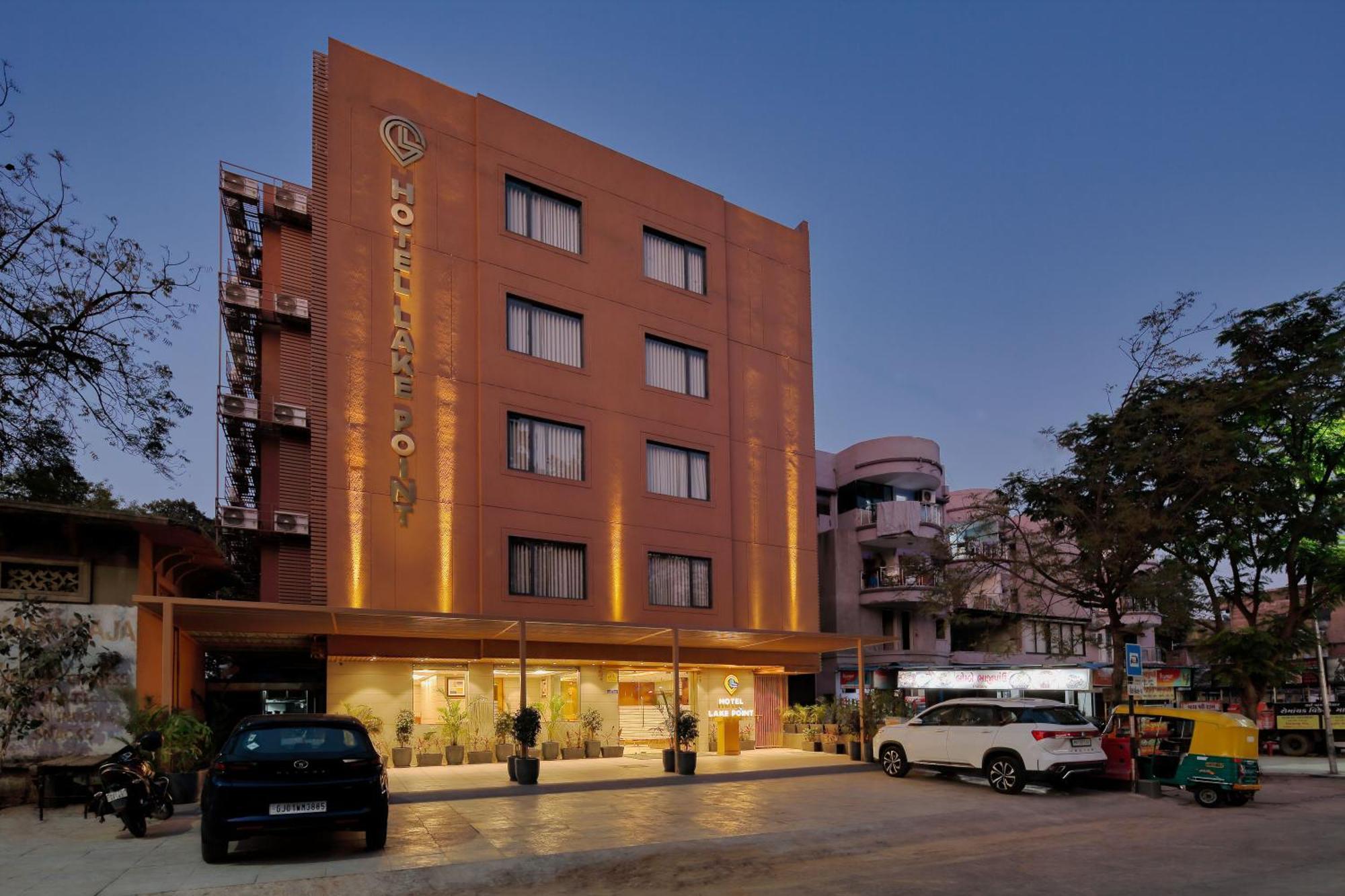 Hotel Lake Point Ahmadábád Kültér fotó