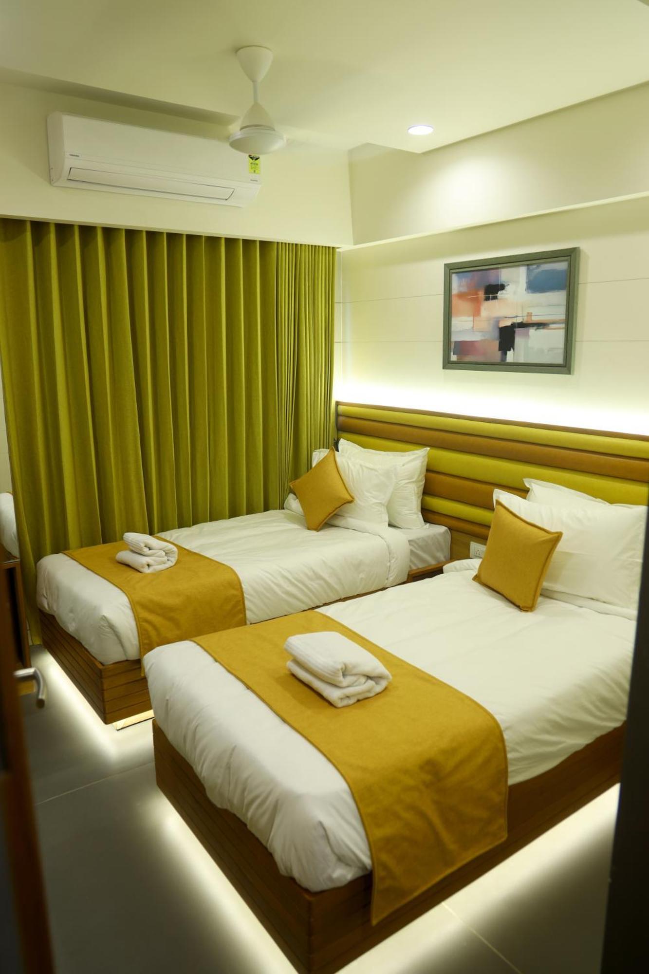 Hotel Lake Point Ahmadábád Kültér fotó