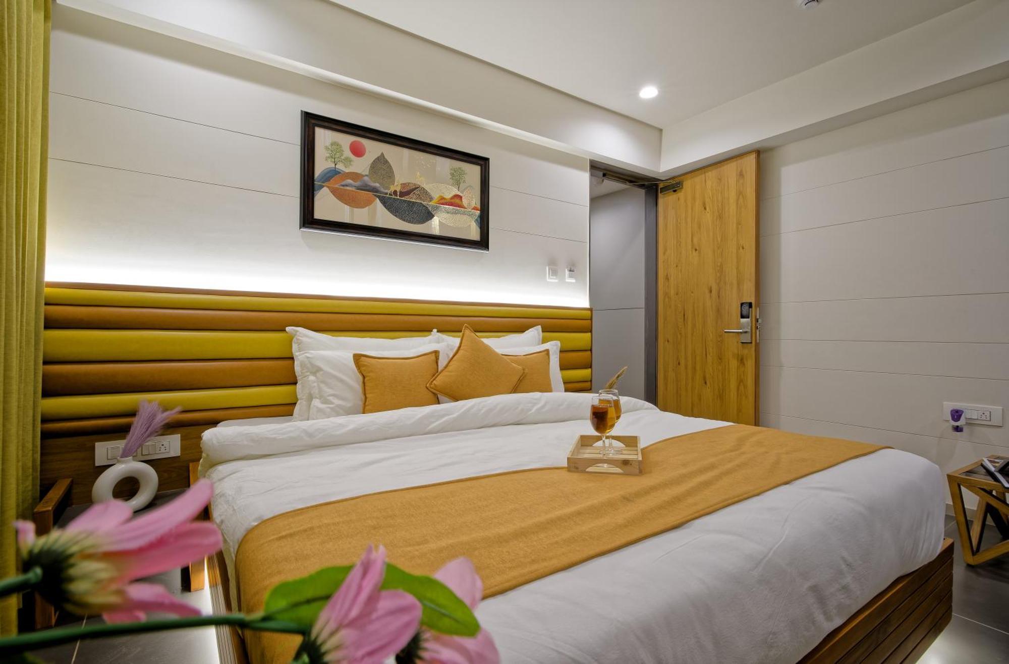Hotel Lake Point Ahmadábád Kültér fotó