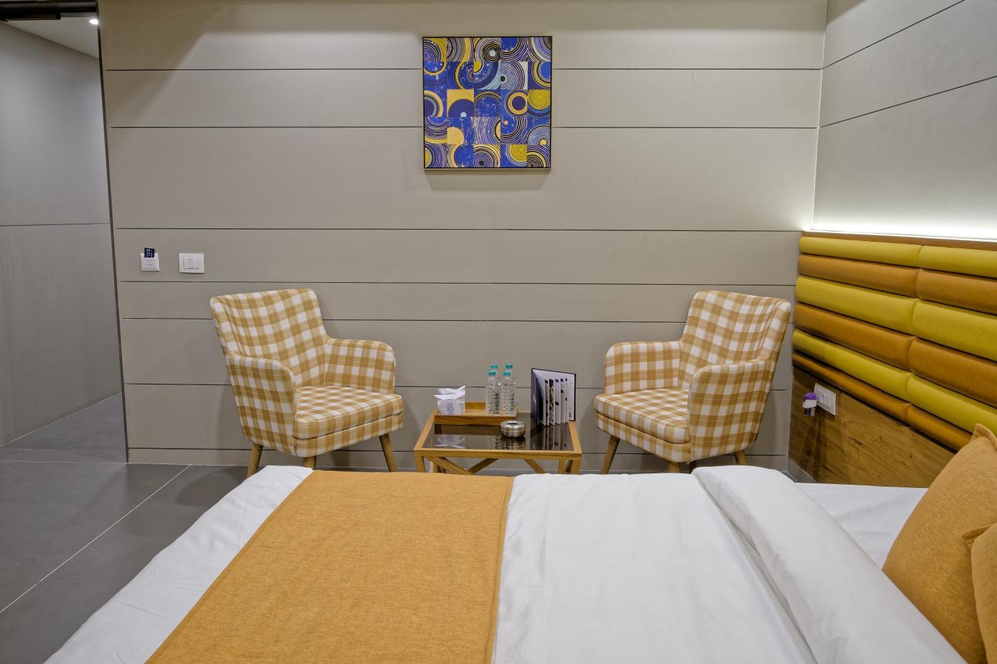 Hotel Lake Point Ahmadábád Kültér fotó