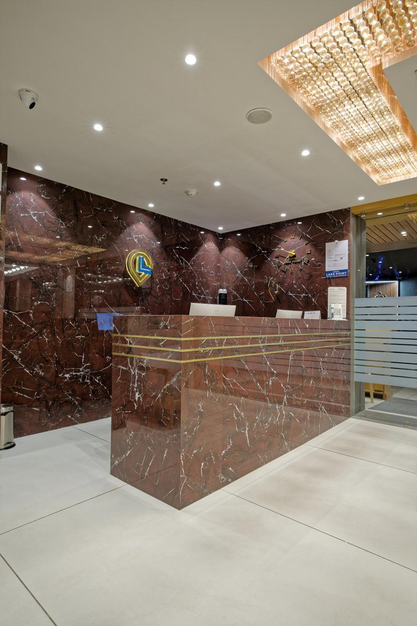 Hotel Lake Point Ahmadábád Kültér fotó