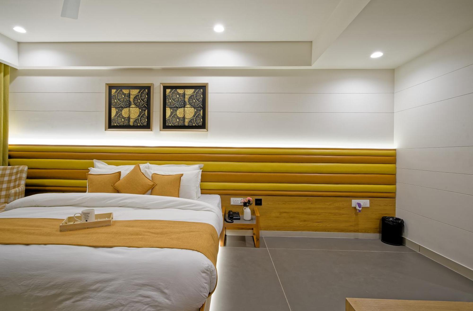 Hotel Lake Point Ahmadábád Kültér fotó