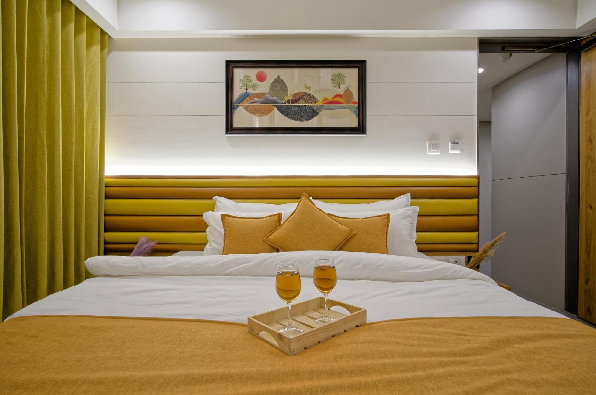 Hotel Lake Point Ahmadábád Kültér fotó