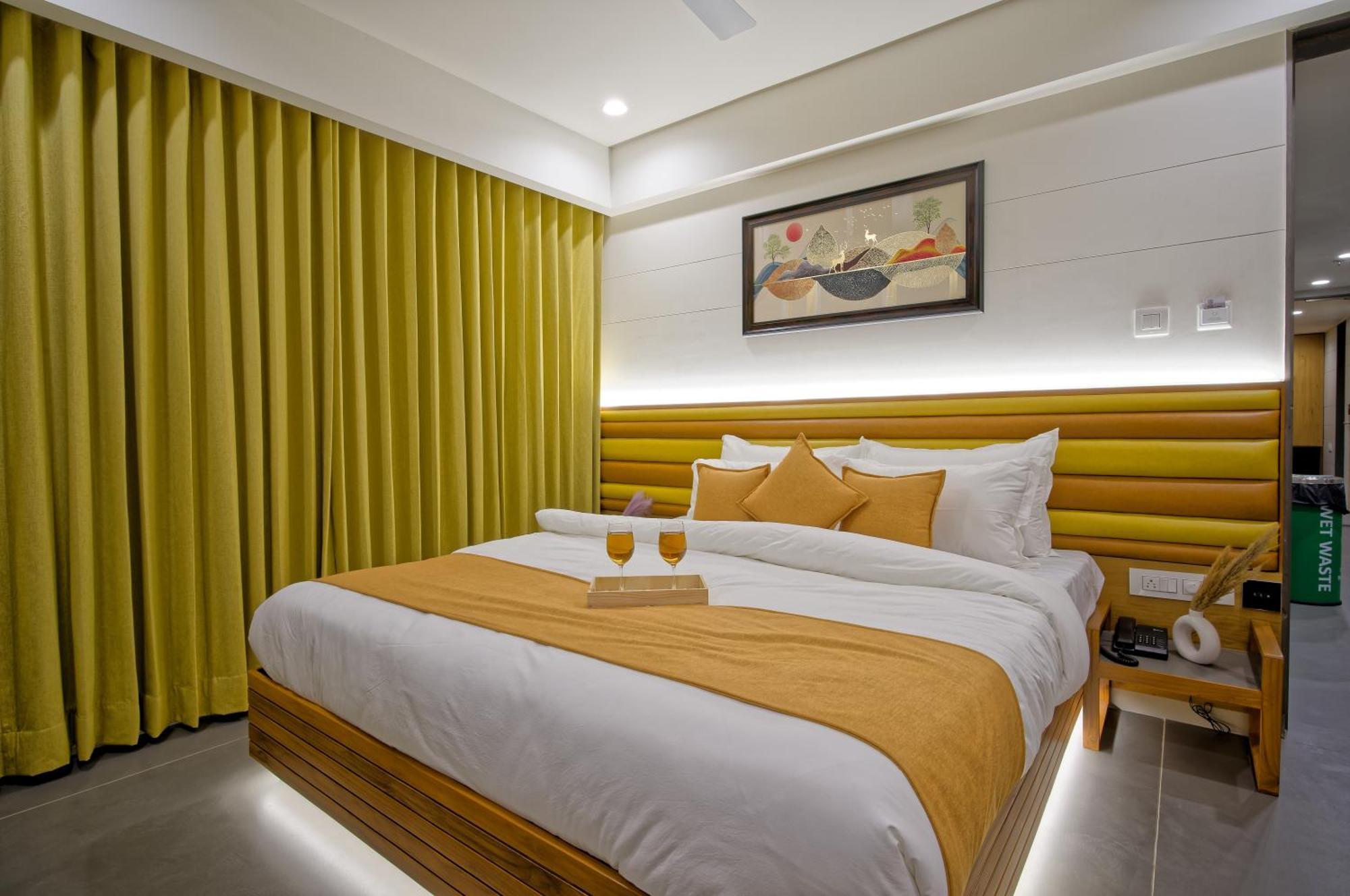 Hotel Lake Point Ahmadábád Kültér fotó