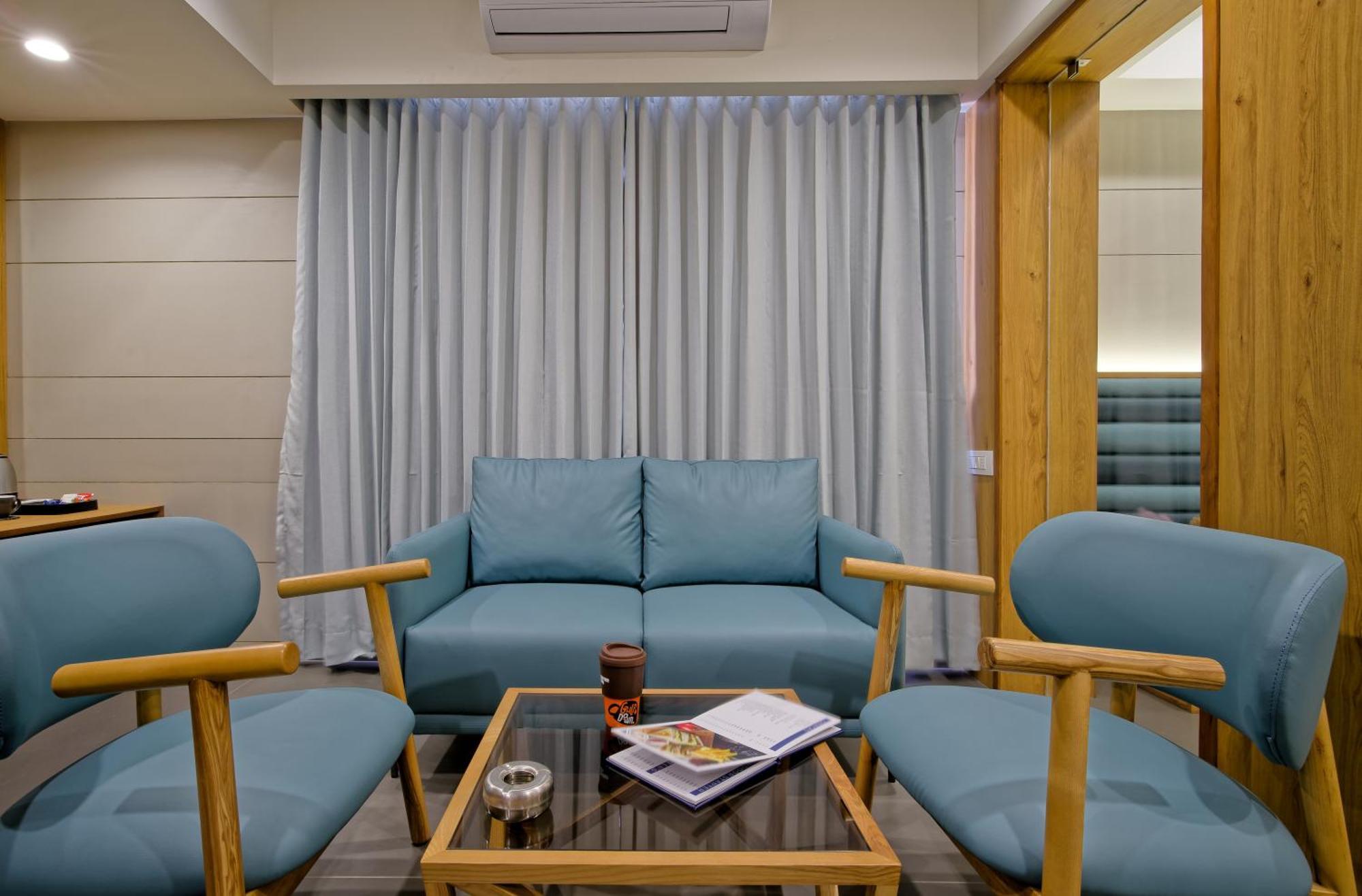 Hotel Lake Point Ahmadábád Kültér fotó