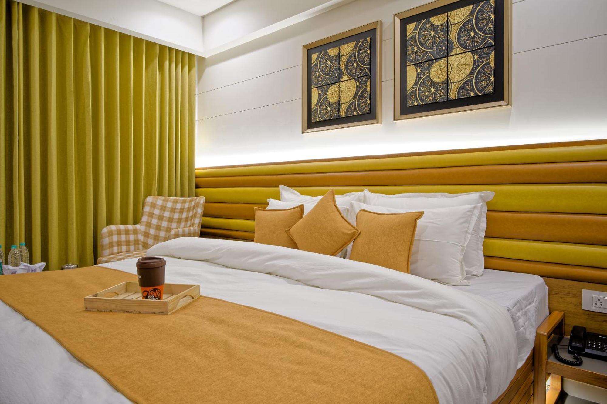 Hotel Lake Point Ahmadábád Kültér fotó