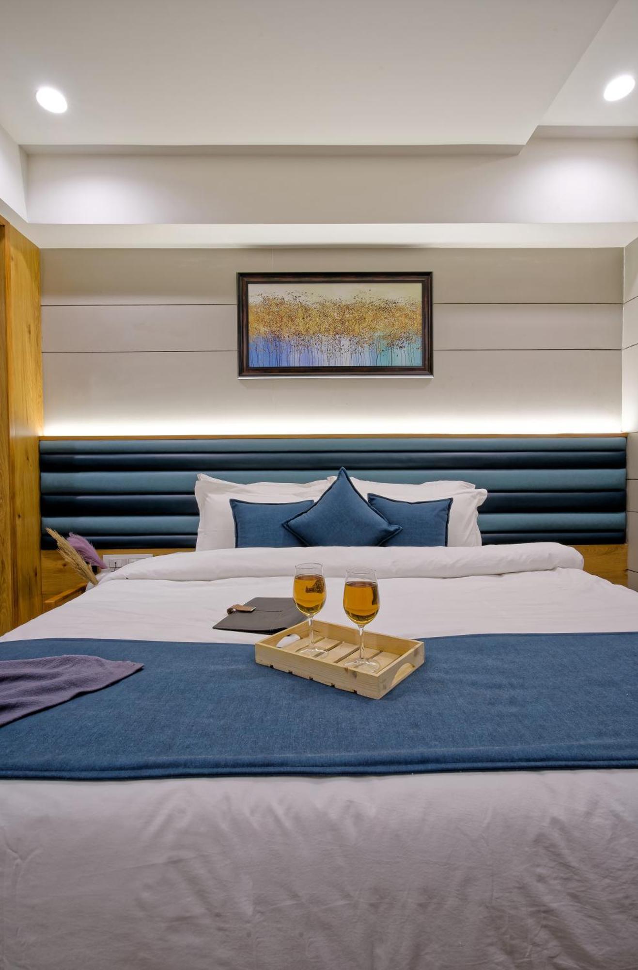 Hotel Lake Point Ahmadábád Kültér fotó