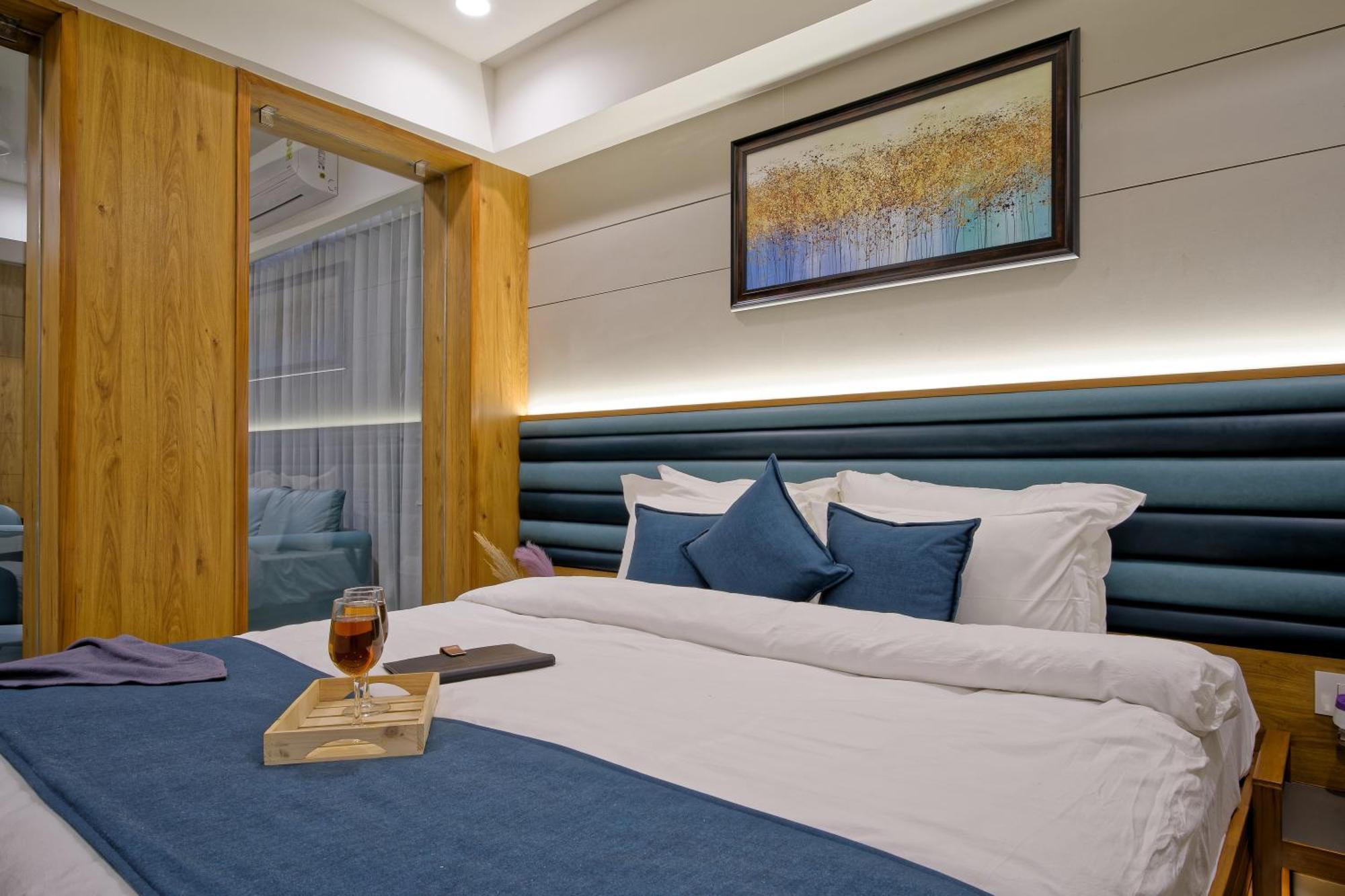 Hotel Lake Point Ahmadábád Kültér fotó
